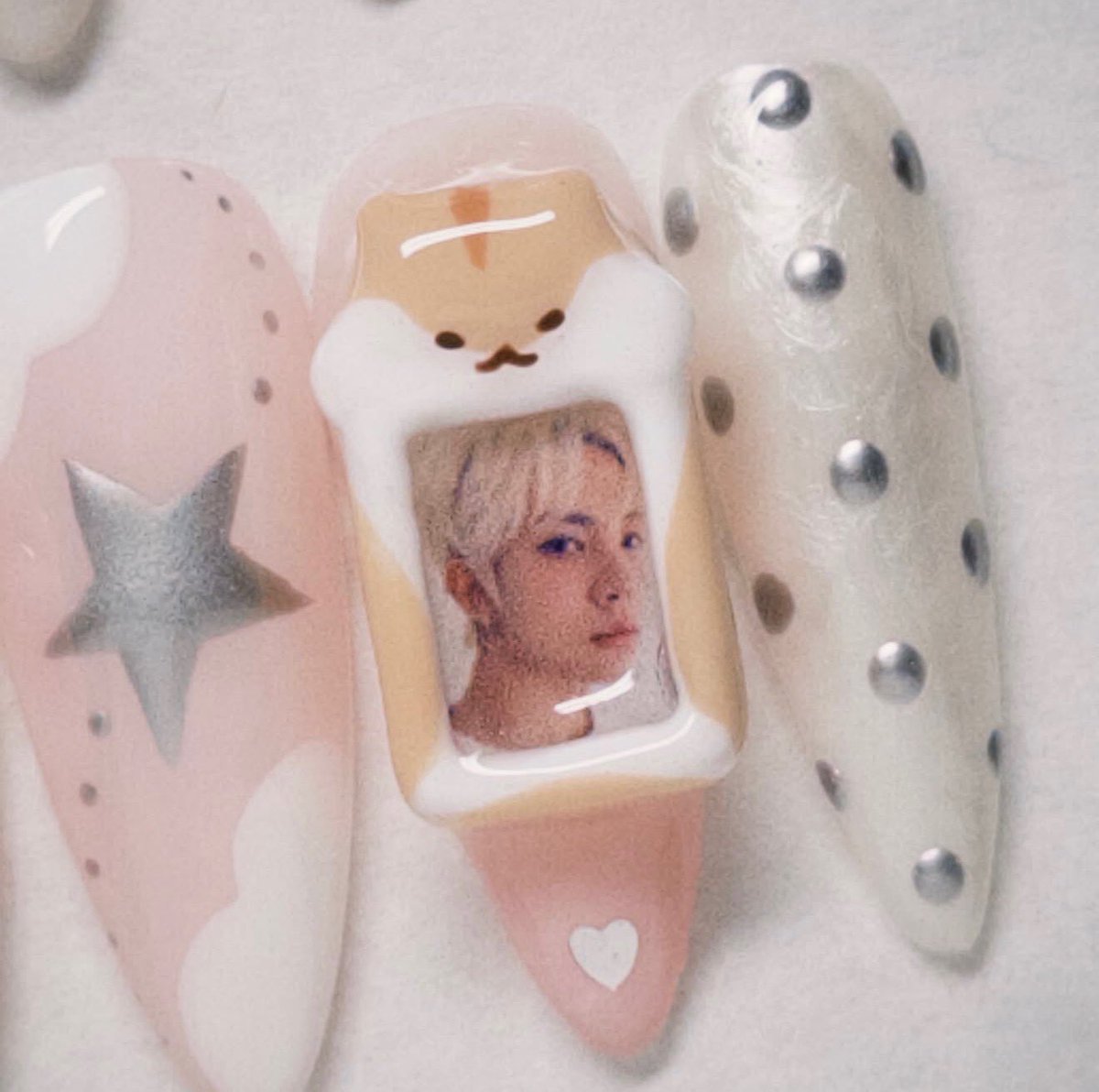 hevangelic's tweet photo. GUYS LOOK AT MY NAILS FOR EVANCON!!!! https://t.co/QiSXZlCy4S