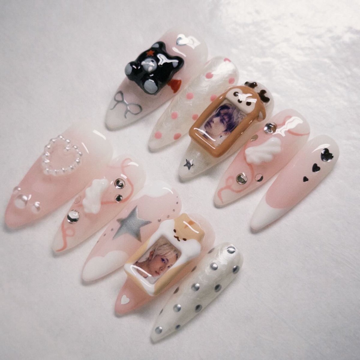 hevangelic's tweet photo. GUYS LOOK AT MY NAILS FOR EVANCON!!!! https://t.co/QiSXZlCy4S