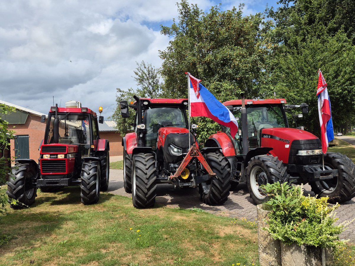 Emsland73's tweet photo. De boer van huus. 't  Werk mut deurgoan.💪🏼
#stilprotest #agrarier #boer #bedreigdesoort https://t.co/vhQqK6oB4c