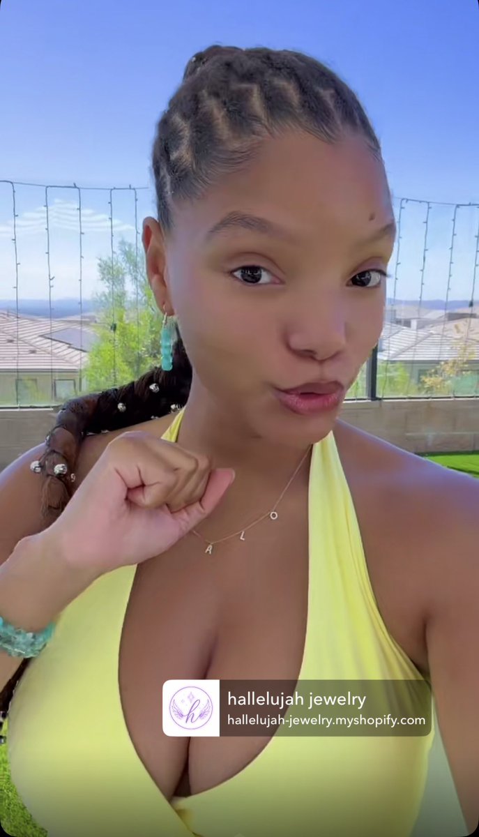 Storyteller2099's tweet photo. I’ve been waiting for Halle Bailey to post more so I can see those pretty titties https://t.co/FTFRduf1DT