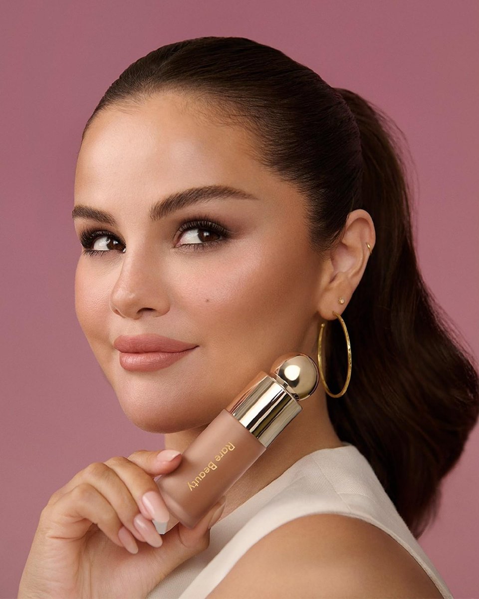 HenMazzig's tweet photo. Grammy-nominated singer and actress Selena Gomez is bringing her new makeup line Rare Beauty to Israel 🇮🇱

So many has-been celebs demonize Israel to revive failing careers. 

The biggest stars know that refusing to dehumanize Israelis isn't just great business. It's the right thing to do.