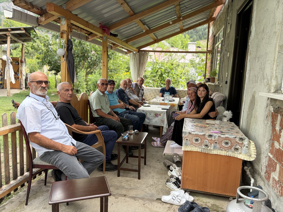alper_tas's tweet photo. Günü Şavşat Küplüce köyünden başlayarak, Savaş köyünden devam ederek Ardanuç merkezde noktaladık.

Ülkemizin geleceğini, birleşik mücadeleyi konuştuk. https://t.co/Ay3fE873Kg