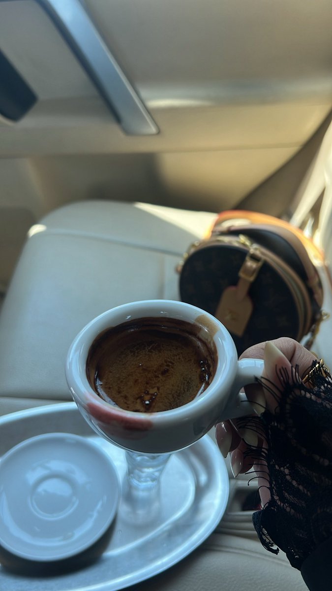 illesrr's tweet photo. فنجال إسبريسو بـ عنوان / 

أحيان أعسف الصعب وأعقده وأحلّه 
وأحيان حتى الهبوب — تجرح فؤادي https://t.co/ISwgxDJxQj