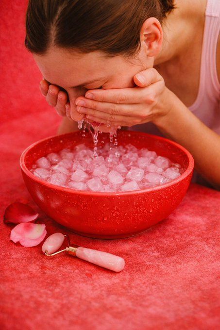 YosuepEstebanX's tweet photo. El cortisol alto te está envejeciendo más rápido que fumar y las camas de bronceado.

Baja libido, dolor en las articulaciones, ojeras, debilidad muscular.

Aquí hay 9 maneras naturales de frenar el tiempo (sin medicamentos):

1. Agua fría en la cara. https://t.co/6Jnwx19rvG