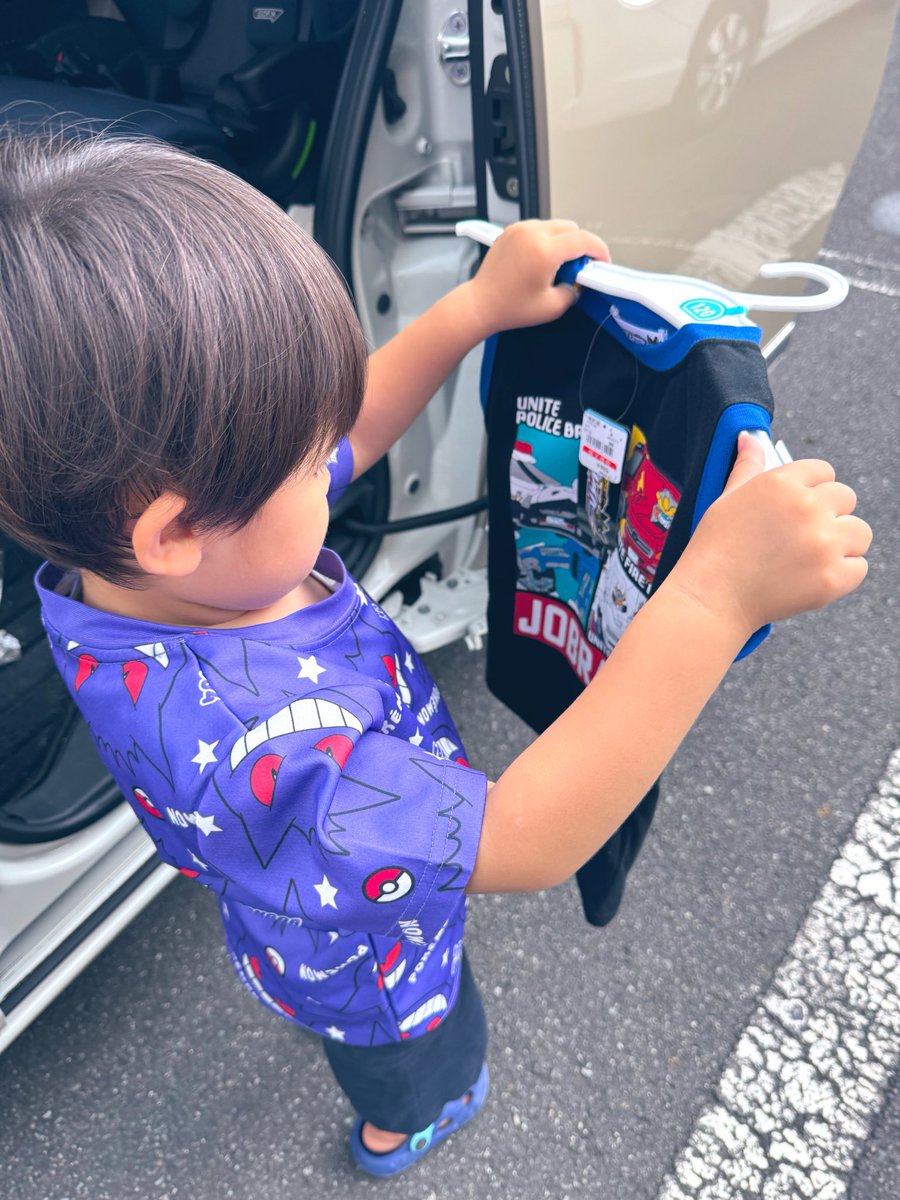 Gumio00's tweet photo. 夏休み4日目

朝からシャボン玉🫧
そして日本脳炎の予防接種💉
もしもしする時自分で服捲り上げて、お口も大きくあーんして、注射では一切泣かず！！！
本当にとってもかっこよかったよ🥹✨
頑張ったらご褒美はジョブレイバーのお洋服😂大喜びでした🤭💓
帰ってからもシャボン玉🪄🫧
安静にしててよ😅 https://t.co/Tp05p28cFG