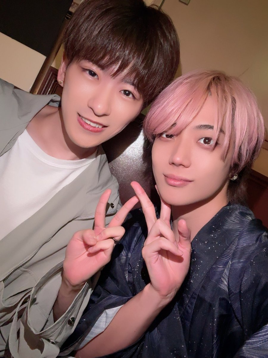 renkunsan's tweet photo. REKINDLEありがと！　

久しぶりにひろくんとみなとくんとかなたくんに会えてなんだかんだでパルスのみんなも久しぶりで楽しかった✨✨

みんなステージギャップありありだし
コラボもカッコ良かった🥰

好きメンとパシャリ📸 https://t.co/khDhm2G6ei