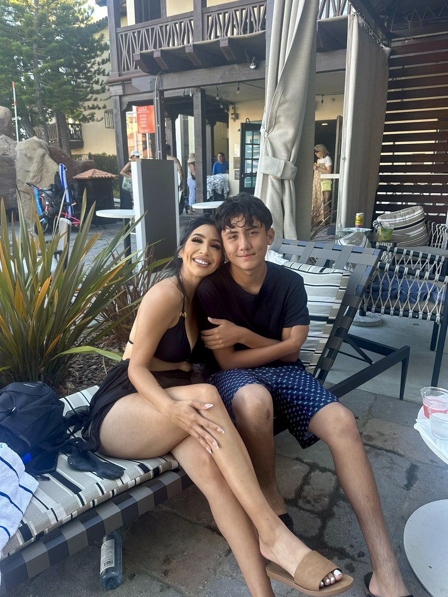 xomissmora's tweet photo. summers with you 💙🌊 https://t.co/Ux8qSBTh1K