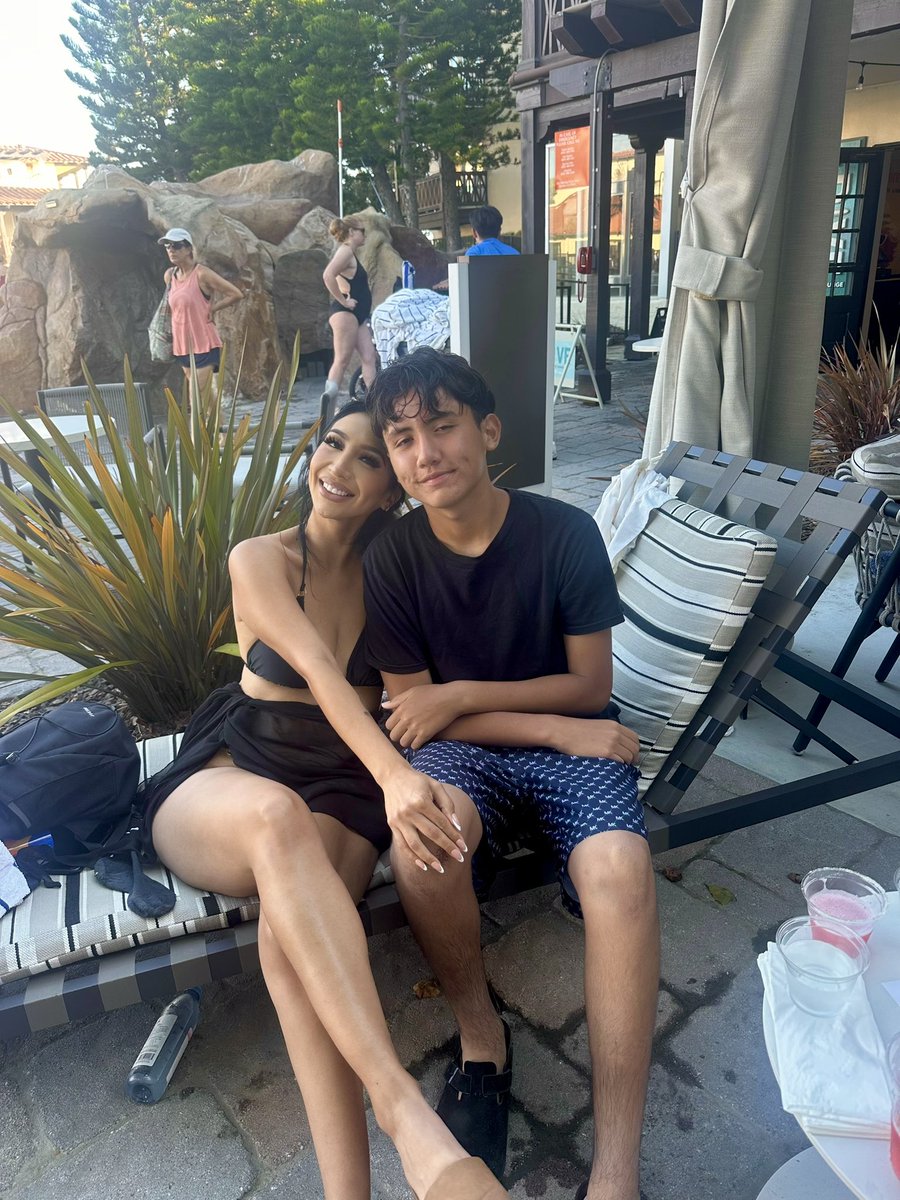 xomissmora's tweet photo. summers with you 💙🌊 https://t.co/Ux8qSBTh1K
