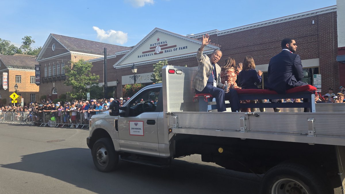 longhorndave's tweet photo. The parade IS the highlight. Most of the returning legends parade down a few feet from the fans and the crowd goes wild (Marichal, Schmidt, Ozzie, Murray) #HOFWKND ⚾ 🧵 https://t.co/8omTlK0yD0