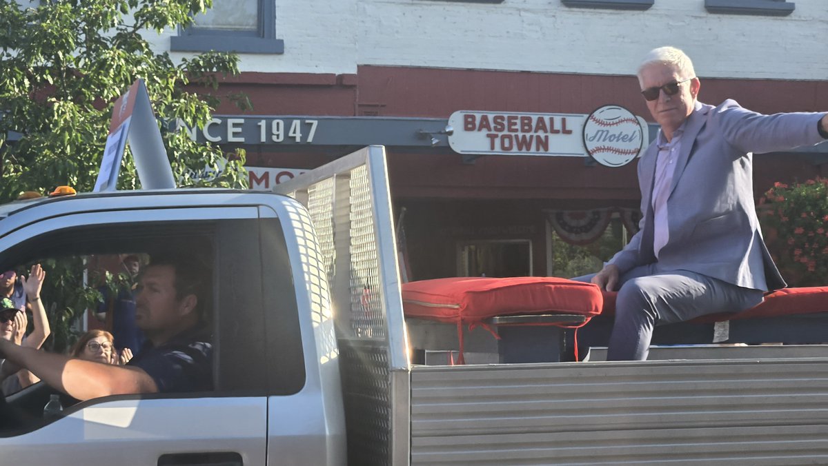 longhorndave's tweet photo. The parade IS the highlight. Most of the returning legends parade down a few feet from the fans and the crowd goes wild (Marichal, Schmidt, Ozzie, Murray) #HOFWKND ⚾ 🧵 https://t.co/8omTlK0yD0