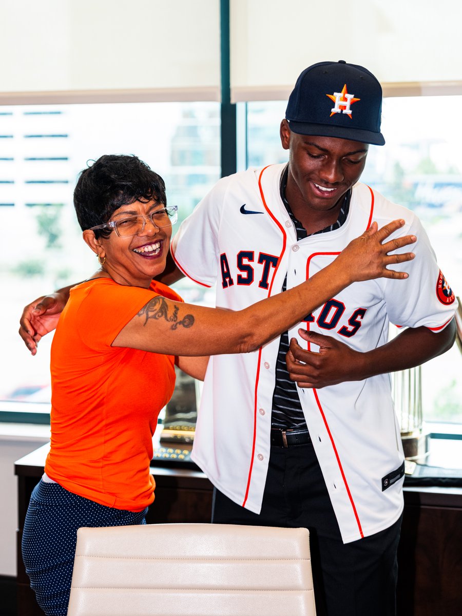 astros's tweet photo. Signed, sealed, delivered. ✍️

Introducing some of our 2026 Astros signees!

#ChaseTheFight https://t.co/EAwsrFnKDN