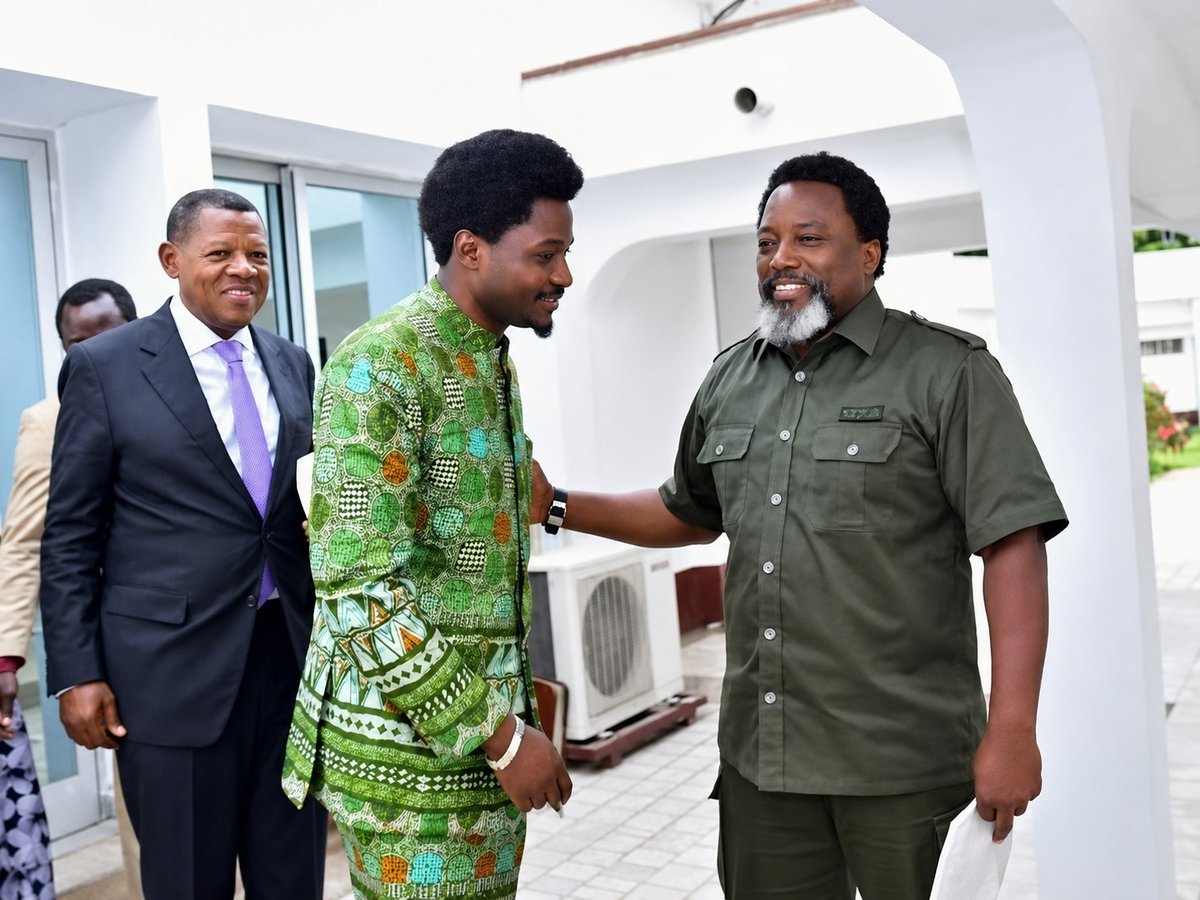 l_jimanel's tweet photo. 🤮⚠️ Le pouvoir prêté n'est jamais une immunité éternelle.

Hier, Constant Mutamba ordonnait l’ouverture de poursuites contre Joseph Kabila, ancien chef de la famille politique au sein de laquelle il avait lui-même construit une partie de son parcours.

À cette époque, la justice paraissait forte et légitime — puisqu’elle frappait l’autre.

Aujourd’hui, déjà condamné dans une première affaire, il se retrouve de nouveau devant la Cour de cassation dans le dossier FRIVAO. Il conteste la procédure, dénonce l’arbitraire, quitte l’audience et déclare préférer « boire la ciguë comme Socrate ».

Voilà une grande leçon du pouvoir :

→ Ne célébrez jamais aveuglément un système parce qu’il frappe votre adversaire.

→ Ne transformez jamais une fonction temporaire en permis d’humilier ou de combattre tout le monde.

→ Ne croyez jamais qu’une nomination vous place au-dessus des institutions et des conséquences.

Le fauteuil ministériel est resté.
Le titre a disparu.
Les applaudissements se sont dispersés.

Mais les décisions prises, les ennemis créés et les méthodes utilisées ont continué à produire leurs effets.

Cette maladie existe aussi dans beaucoup d’entreprises.

Un collaborateur obtient une promotion, un bureau, une signature ou l’oreille du directeur général.
→ Aussitôt, il oublie pourquoi il a été recruté.

Au lieu de travailler,
→ il surveille les autres.

Au lieu de produire,
→ il fabrique des rapports.

Au lieu de respecter sa fiche de poste,
→ il devient procureur, espion, propagandiste ou chien de garde informel d’un supérieur.

Il combat ceux dont il devait apprendre.
Il humilie ceux qui maîtrisaient le métier avant lui.
Il confond proximité avec le pouvoir et compétence.
Il pense que détruire les autres sécurisera sa place.

Erreur stratégique.

Aucune organisation sérieuse ne vous engage pour constituer des clans, nourrir des conflits ou traquer vos collègues.

On vous engage pour remplir une mission, produire des résultats et assumer une responsabilité clairement définie.

Peu importe comment vous êtes arrivé :

→ Soyez humble.
→ Apprenez de ceux qui étaient là avant vous.
→ Respectez les compétences que vous ne possédez pas encore.
→ Restez dans le périmètre de votre rôle.
→ Faites correctement votre travail.
→ Rentrez chez vous.

Et attendez honnêtement le salaire correspondant à votre contribution.

Car le jour où le protecteur part, où le régime change, où la direction vous abandonne ou lorsque le dossier se retourne contre vous, ceux que vous avez combattus n’oublieront pas vos méthodes.

Le pouvoir emprunté finit toujours par être restitué.
Et lorsque le fauteuil disparaît, il ne reste que 3 choses :

→ Votre compétence.
→ Votre réputation.
→ La manière dont vous avez traité les autres.

Ne sacrifiez jamais ces trois patrimoines pour défendre un poste qui ne vous appartient pas.

La véritable intelligence professionnelle n’est pas de devenir dangereux lorsqu’on est promu.

C’est de rester juste, utile et fréquentable lorsqu’on détient momentanément un peu de pouvoir.

Le boomerang n’est pas une magie.

C’est le retour différé de nos propres méthodes.

@judaRdc @Observateur_X 

━━━━━ ✦ ✧ ✦ ━━━━━
↳ Si tu me découvres, je suis Jimanel LWIGULIRA.
Coach et Consultant RH.

→ Déjà +500 Professionnels RH formés et 50 entreprises accompagnées