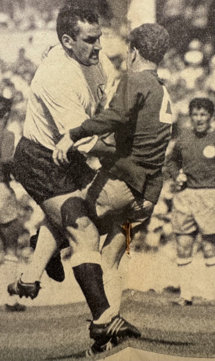 Theleaguemag's tweet photo. Dave Mackay of Tottenham Hotspur, Billy Bremner of Leeds United.
Johnny Giles keeping his distance https://t.co/dvPSCtGncy