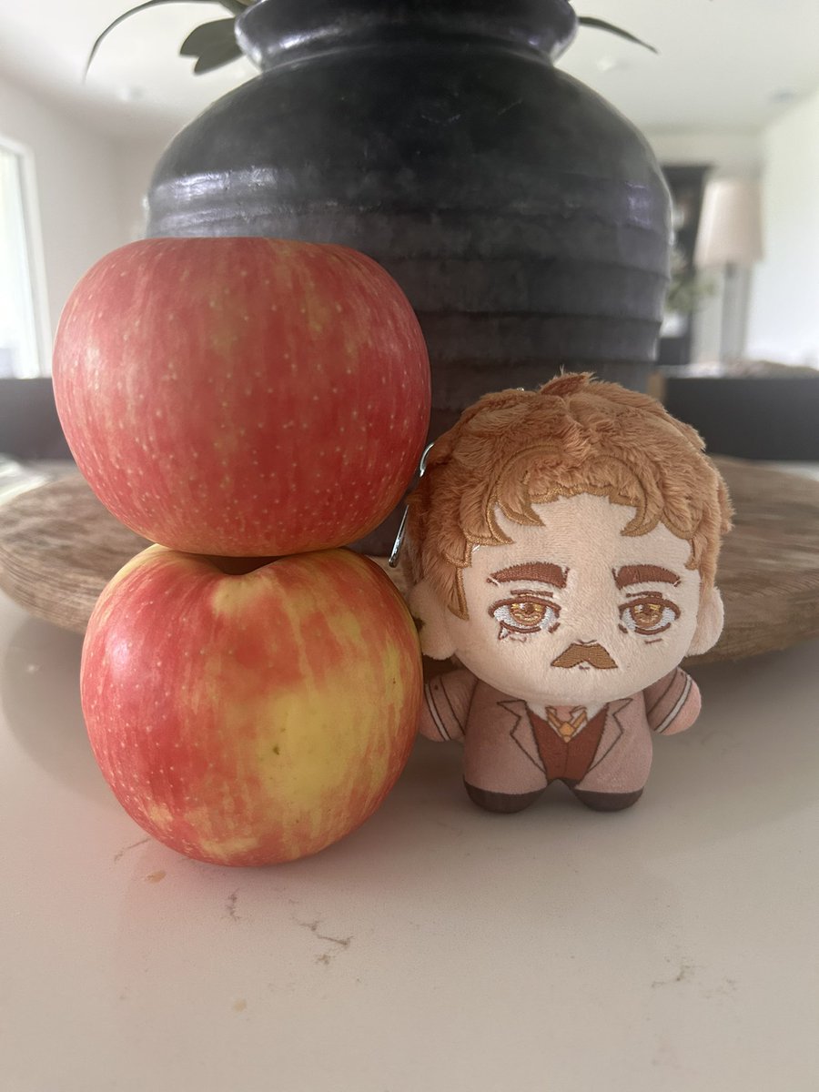 qprjarthur's tweet photo. HE IS LESS THAN 2 APPLES TALL 😭❤️ https://t.co/OocjfS7QlQ