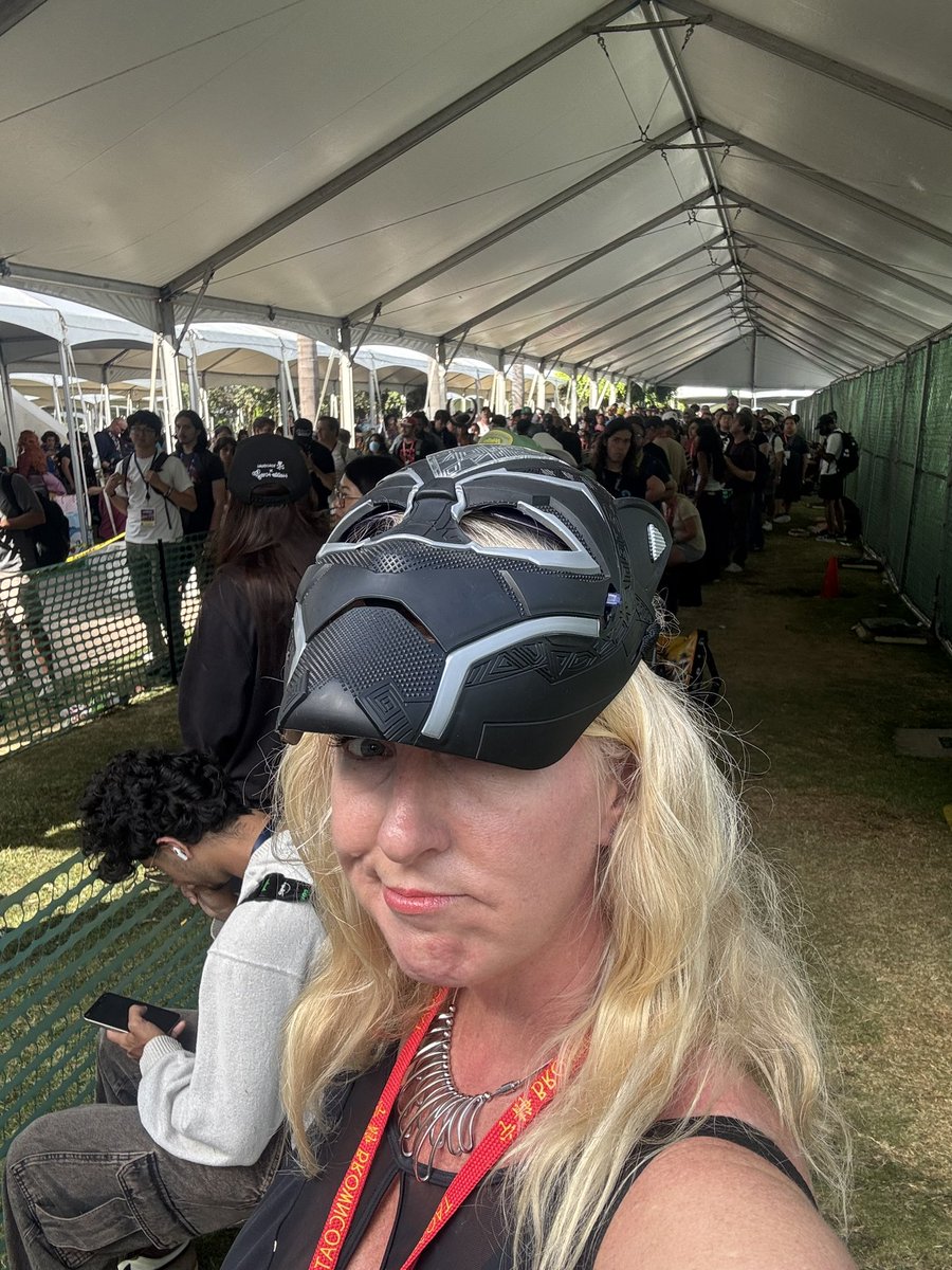 JennifRYoung's tweet photo. @SD_Comic_Con 7:15, front of chute 1, didn’t get in.  Here is a live pic of me and the sad people behind me taken at 4:57PM https://t.co/kOLCH3sVIM