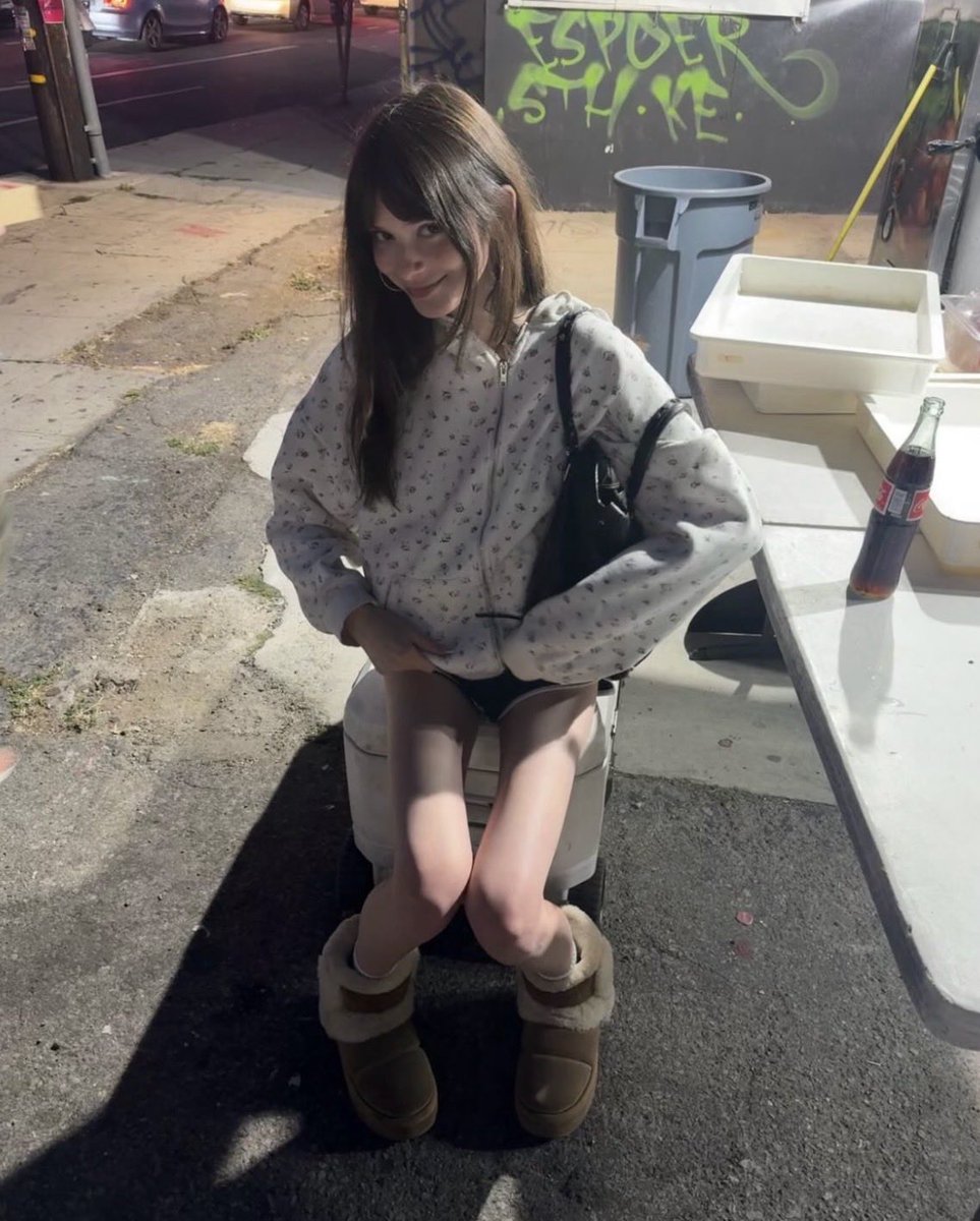 ririlbwr's tweet photo. omg look at her legs… https://t.co/nZD97paMNy