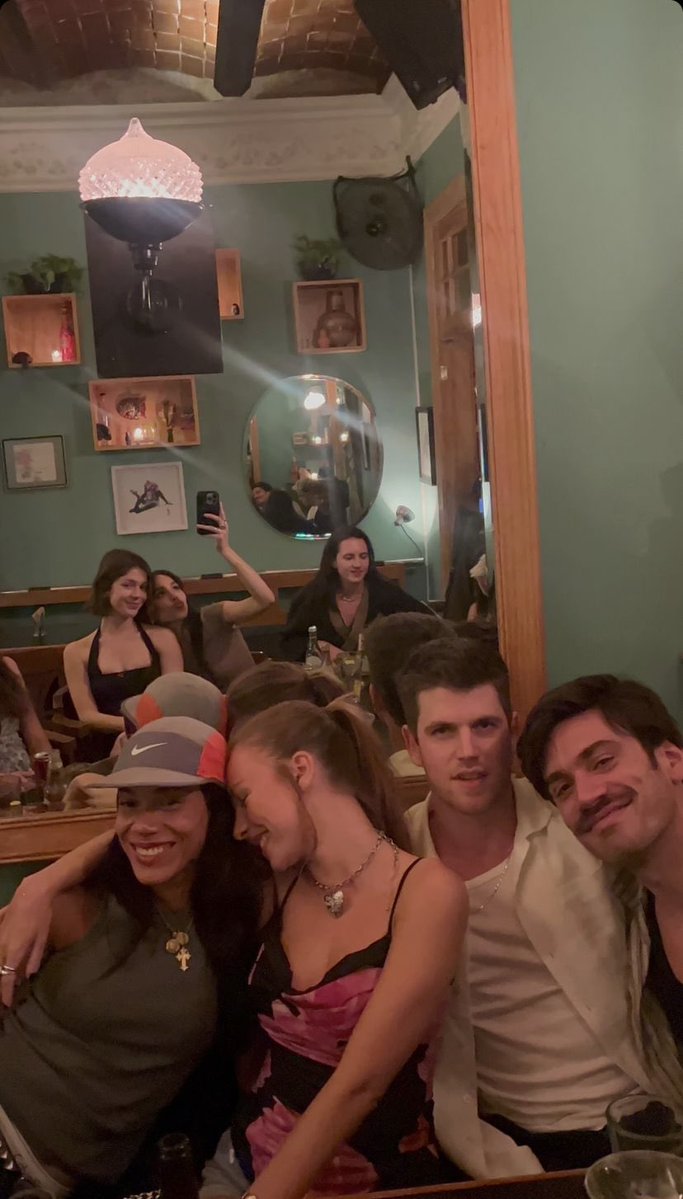 Marcoscuzx's tweet photo. Todo el elenco de elite ama a Danna 🤭😍 aquí reunión de 2024 donde fueron a visitarla a México 🇲🇽 

Dejen de proyectarse, nadie tiene la culpa  que Kenia Os no puede mantener a sus amistades por ser mustia y mierd4 con los demás. https://t.co/hJKjIYPeO3