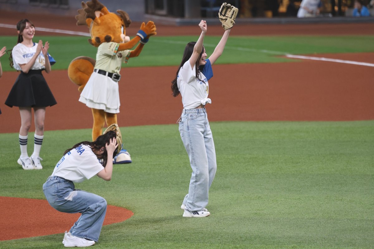 silkdarvish's tweet photo. 日本ハムファイターズ vs オリックス
エスコンフィールドHOKKAIDO
2026.07.02

ファーストピッチ (金川紗耶さん、長嶋凛桜さん)

#乃木坂野球部 #乃木坂46
#小川彩 #金川紗耶 #黒見明香
#柴田柚菜 #瀬戸口心月 #長嶋凛桜 
#ファイターズ #lovefighters
#エスコンフィールド #野球観戦 #試合観戦 https://t.co/BhFouVa8f7