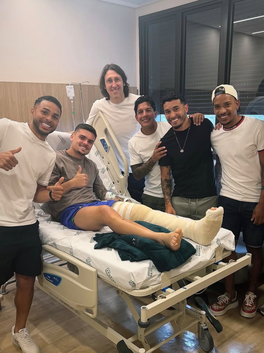 canalpremiere's tweet photo. FORÇA, PEC! 💙

Internado após passar por cirurgia para corrigir a fratura na tíbia da perna esquerda, Gabriel Pec recebeu a visita dos companheiros de equipe. Um gesto de apoio em um momento importante da recuperação do atacante. 👏

🎥 @gabrielpec

#Cruzeiro #GabrielPec https://t.co/nd1PMZBBy3
