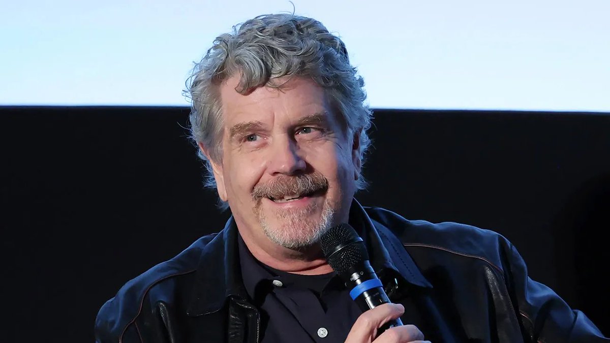 SerieManiacos's tweet photo. O produtor John Wells renovou seu contrato com a Warner Bros Television. 

A renovação marca 40 anos de parceria com a empresa, onde ele produziu obras em cada uma das décadas.

O cocriador de The Pitt continuará produzido e desenvolvendo séries para a HBO e HBO Max, além de outras plataforma de streaming e canais.