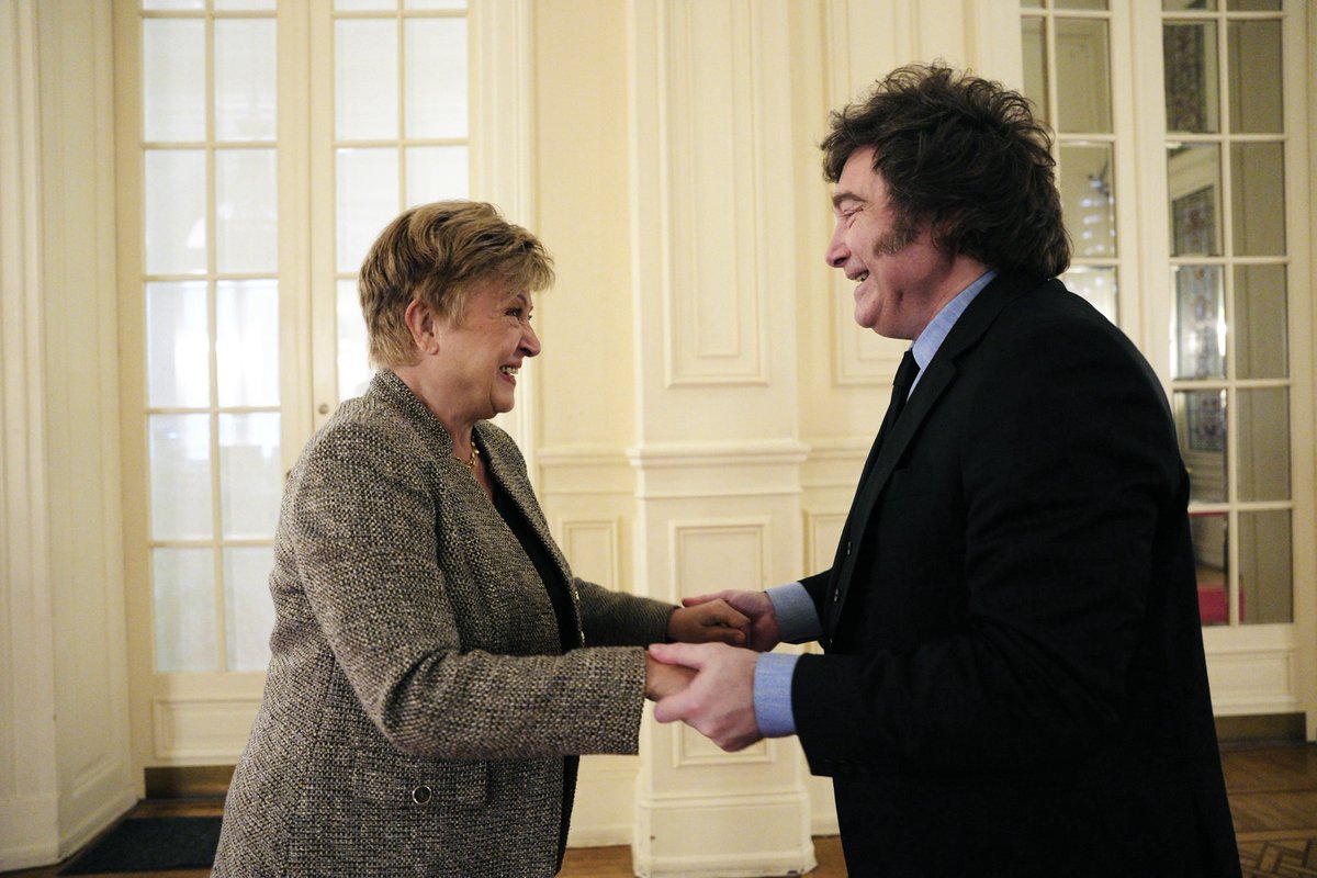 FMInoticias's tweet photo. Se reunió @KGeorgieva con el presidente @JMilei para conversar sobre los avances de Argentina. El diálogo destacó la importancia de sostener las reformas, afianzar la estabilidad y promover la inversión para impulsar el crecimiento y generar más oportunidades para los argentinos. https://t.co/dEOy9xAioi