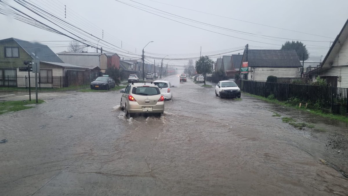 InformaAlMinuto's tweet photo. 🔴AHORA | Importante acumulación de agua lluvia en Errázuriz con Alberto Blest Gana en Valdivia 

#LosRios #ValdiviaCL https://t.co/Owk2sd2ia7