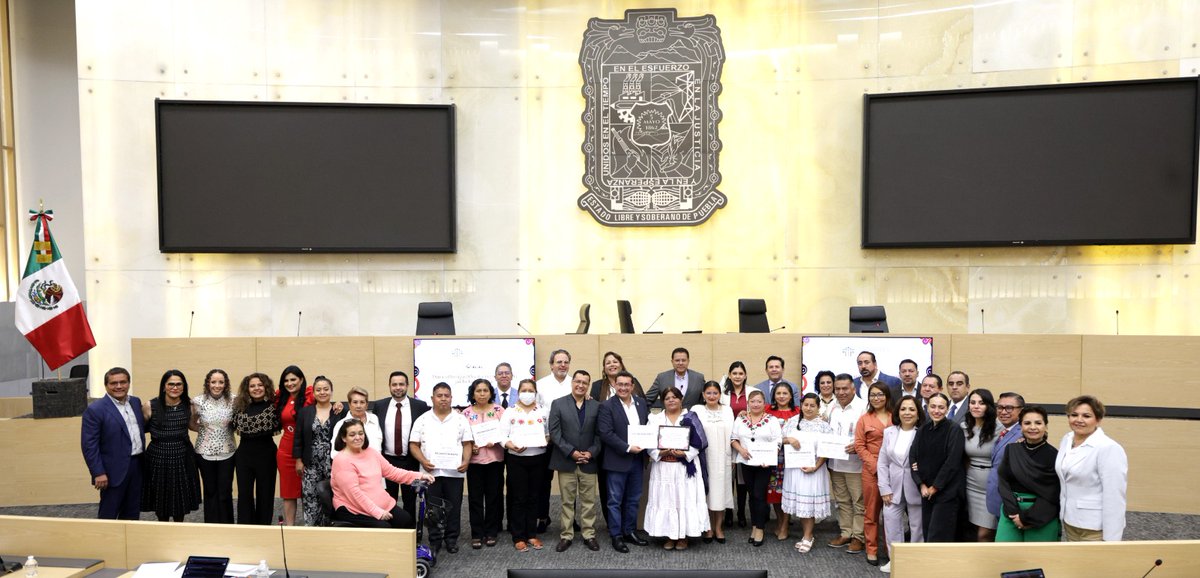 AnaTepoleA's tweet photo. Asistí a la Sesión Extraordinaria de la LXII Legislatura, donde, a través del programa “Las Lenguas Indígenas toman la tribuna del @CongresoPue”, reconocemos a maestr@s que preservan nuestras lenguas originarias. Honrar nuestras raíces es fortalecer la identidad de Puebla. https://t.co/6Vm0FMmUUo