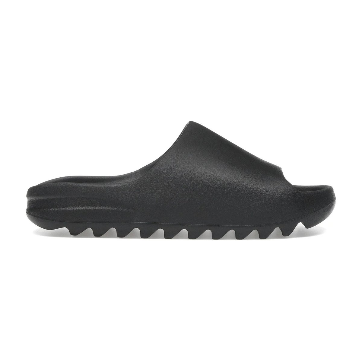 Ovrnundr's tweet photo. Ye's YS-01 YEEZY Slide will be available at JD Sports and Finish Line starting next month 👀 

• $44
• August 13th https://t.co/hn9dZ5CmB3