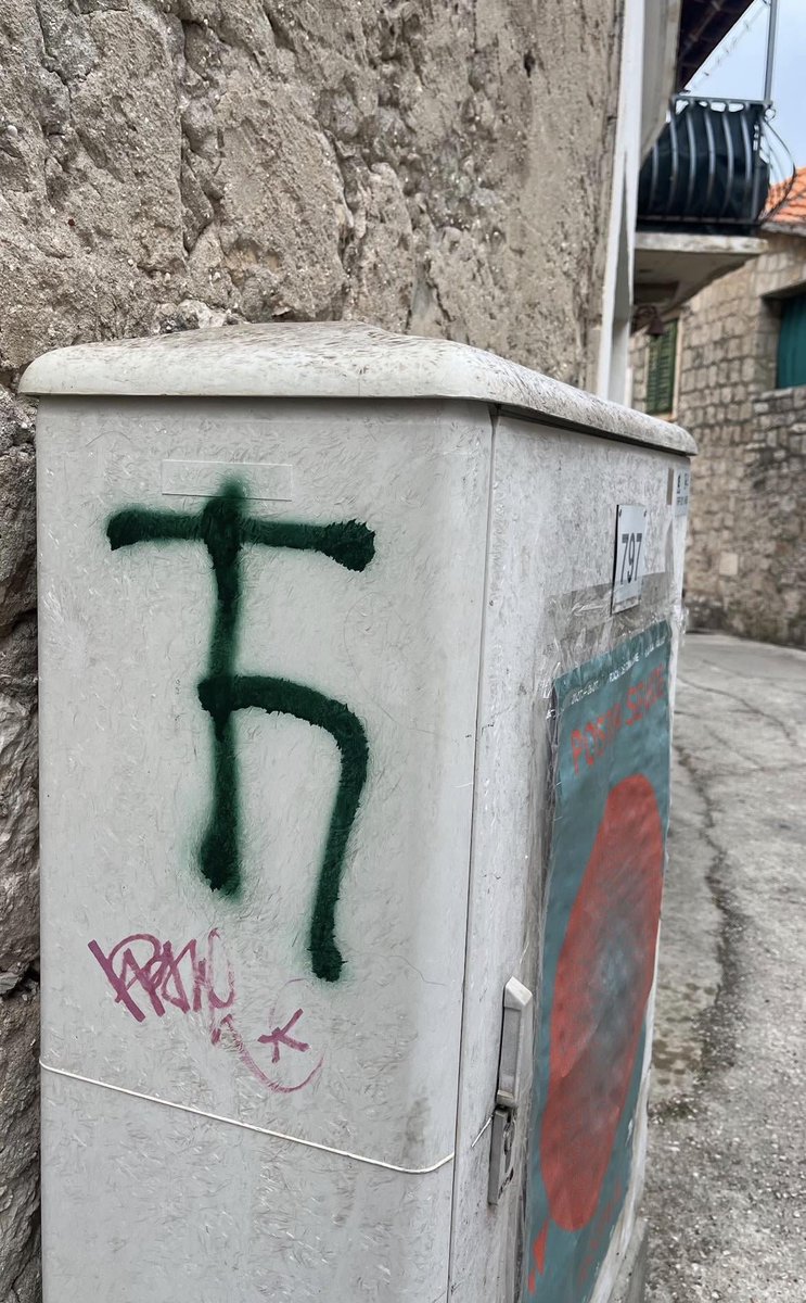 Modri365's tweet photo. Aaaah👀, i ovi konobari sa brača🙄🫣🤣 https://t.co/YwAnQjjdhM