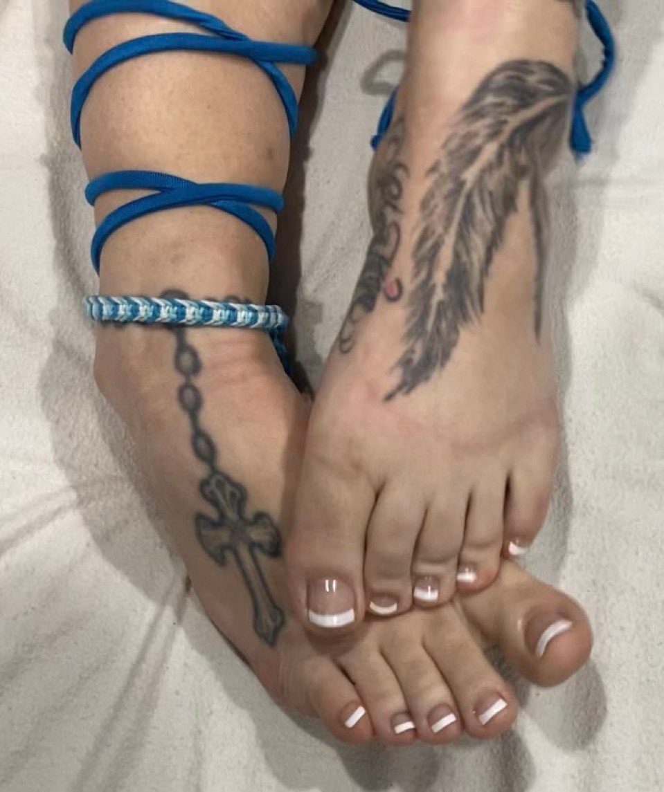 Smtf33's tweet photo. Alright everyone we have an Smtf Exclusive Model...I Met Her this past Friday and I've been hooked ever since @MRSPRETTYFEETZ Her soles are soooo sexy 😍 #smtf #feet #soles https://t.co/DuthVfK2nn