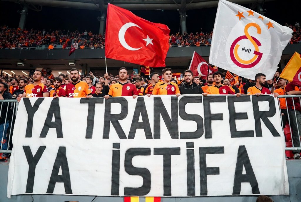 222cimbom's tweet photo. 🚨 Rennes Maçında Galatasaray taraftarı Galatasaray yönetimi için pankart yapma hazırlıklarına başladı https://t.co/fJKNpJsggC