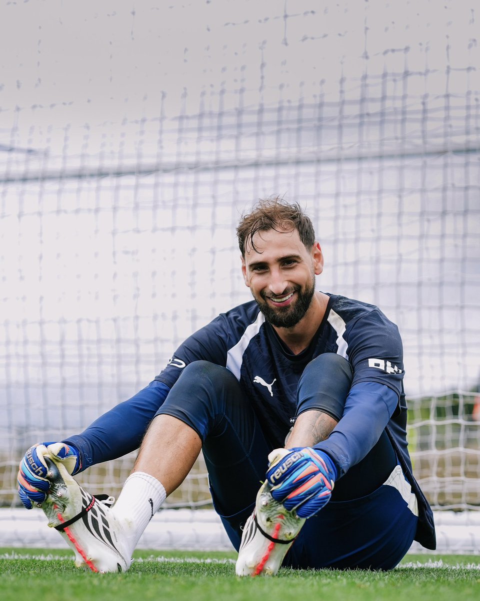 ManCity's tweet photo. 🧤🧤🧤 https://t.co/zjKkPUCQQj