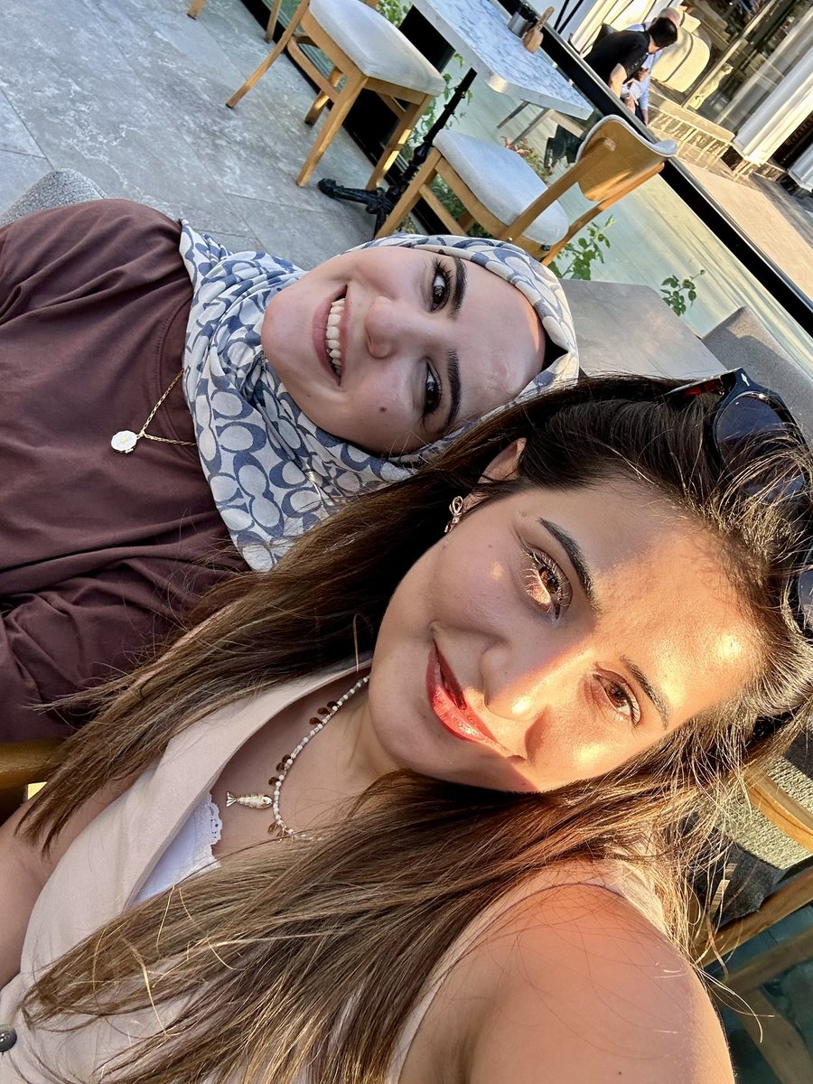 Helin_ozdmr's tweet photo. Aşık banaaaa👩‍❤️‍💋‍👩@Emineislamm 🫶🏻 https://t.co/p65C15omOe