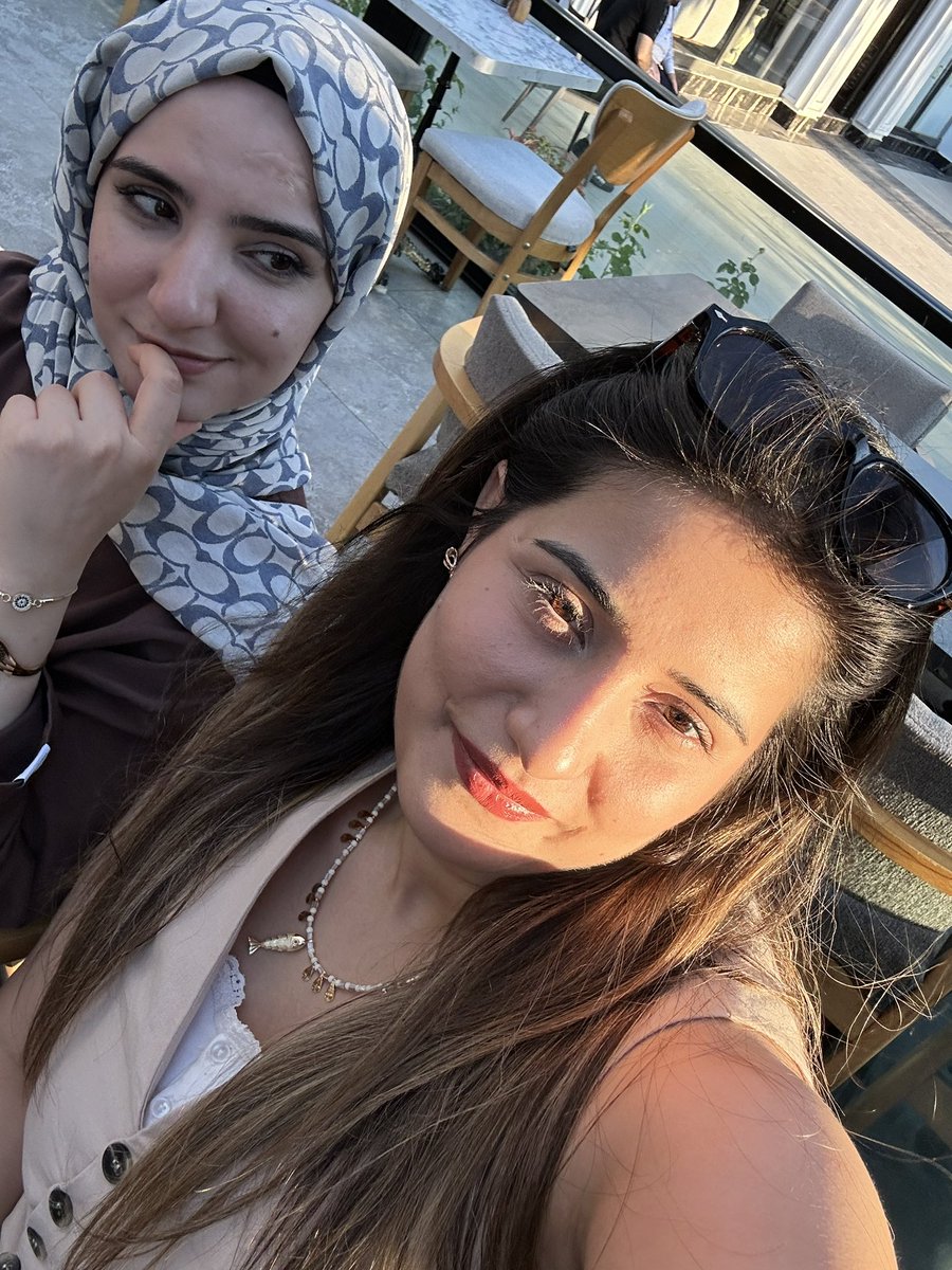 Helin_ozdmr's tweet photo. Aşık banaaaa👩‍❤️‍💋‍👩@Emineislamm 🫶🏻 https://t.co/p65C15omOe