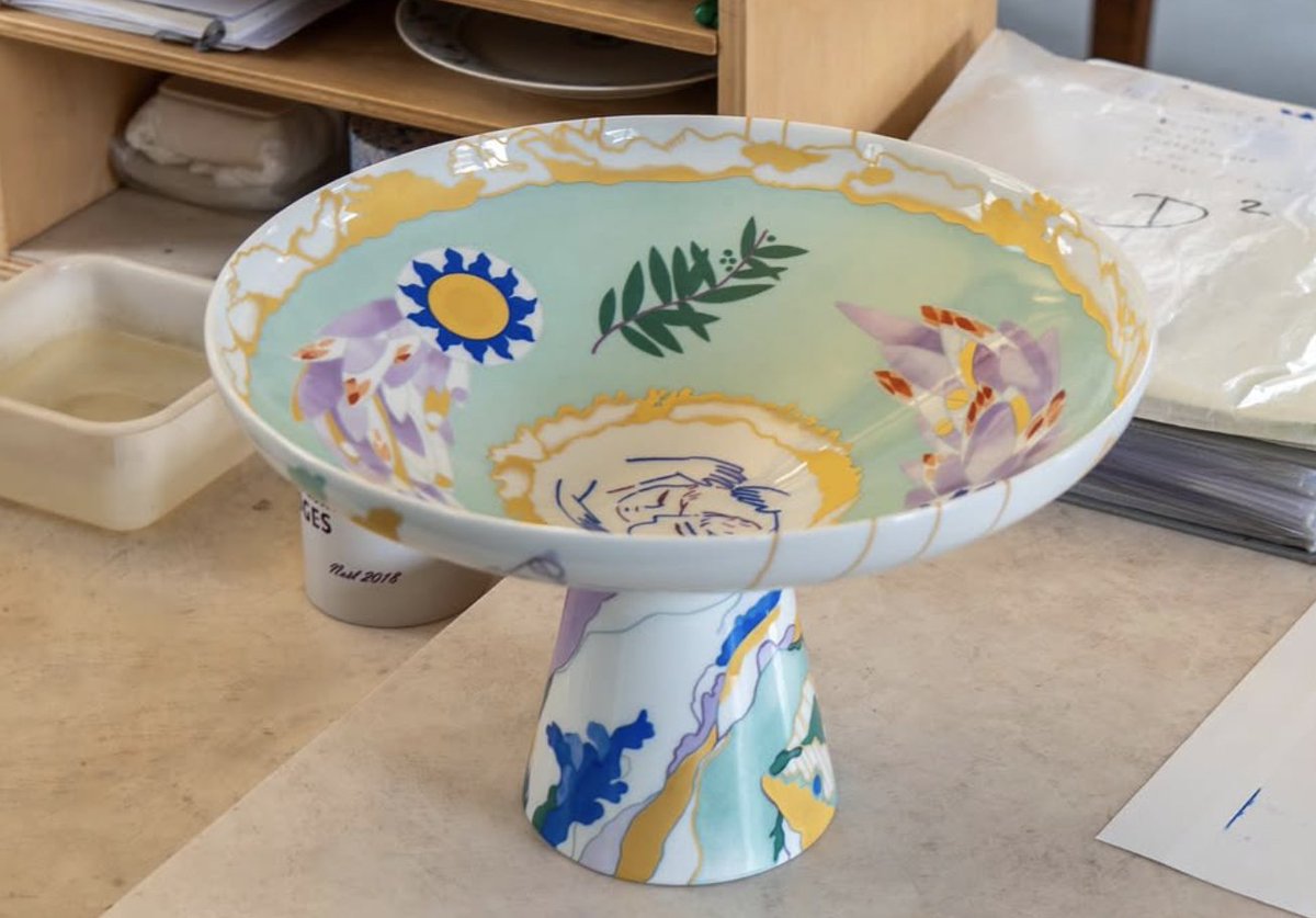 mur_de_cuy's tweet photo. C'est un trophée absolument superbe créé par la manufacture de Sèvres (qui faisait déjà la coupe omnisports, précédent trophée) en collaboration avec une artiste. Geraldine Polès, qui a aussi imaginé la coupe pour la gagnante du TDF Femmes. https://t.co/N2DqCee57W