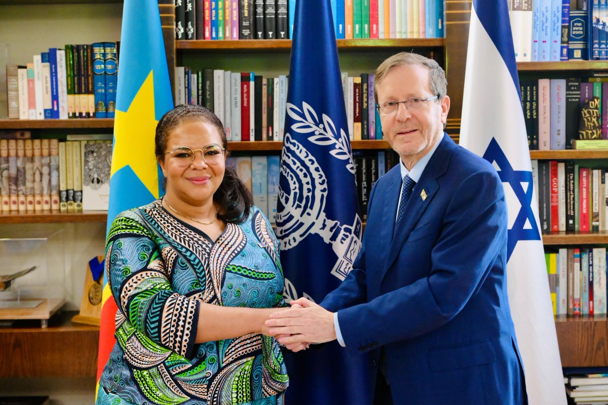 RDC_Minafet's tweet photo. 🇨🇩🇮🇱| Ce lundi 27 juillet 2026, à Jérusalem, dans le cadre de sa visite officielle dans l'État d'Israël, S.E. Mme Thérèse Kayikwamba Wagner (@RDCongoMAE), Ministre d’État, Ministre des Affaires étrangères, a été reçue en audience par S.E. M. Isaac Herzog (@Isaac_Herzog), Président de l'État d'Israël.
Les échanges ont porté sur le renforcement des relations d'amitié et de coopération entre la République démocratique du Congo et l'État d'Israël, ainsi que sur les principaux enjeux régionaux et internationaux d'intérêt commun.

La Ministre d'État a notamment évoqué la situation sécuritaire dans l'Est de la RDC et réaffirmé l'engagement du Gouvernement congolais en faveur d'une paix durable, fondée sur le respect de la souveraineté et de l'intégrité territoriale de la République démocratique du Congo.

Cette rencontre de haut niveau témoigne de la volonté commune des deux États de consolider leur partenariat et de renforcer le dialogue politique, conformément à la vision de S.E. le Président de la République, Félix-Antoine Tshisekedi Tshilombo.

@Presidence_RDC 
@PrimatureRDC 
@Com_mediasRDC