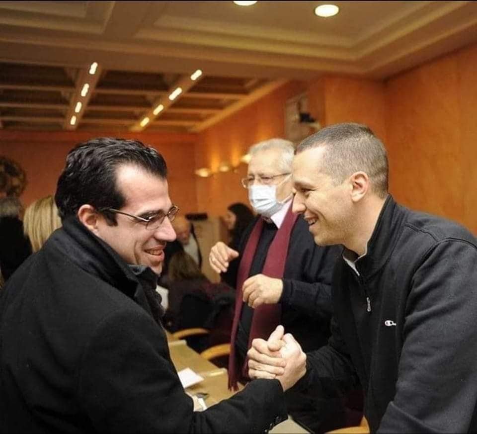 greeks_first's tweet photo. @IliasKasidiaris Εκτός αυτού, αν σας ενοχλούν τα «χαριεντίσματα» τοτε θα έπρεπε να σας ενοχλει και αυτο εδω. Και μη πείτε για αστική ευγένεια, διότι το ιδιο θα ισχύει τοτε και για τον Βιλιάρδο. Όσο για τις δήθεν υπόκλιση στον Τασούλα, αυτο το ειχε κανει ο παλιός σας αρχηγός στη Μπακογιαννη. https://t.co/1U99gRflu6