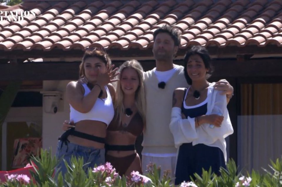 Heles85Sara's tweet photo. Le quattro comari 😂 #temptationisland https://t.co/WLRvL8sPwx