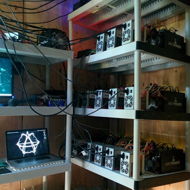 iohzrd's tweet photo. @saylor this was my mining rig in ~2013. shut your fucking mouth. https://t.co/CRQSfjqGrg