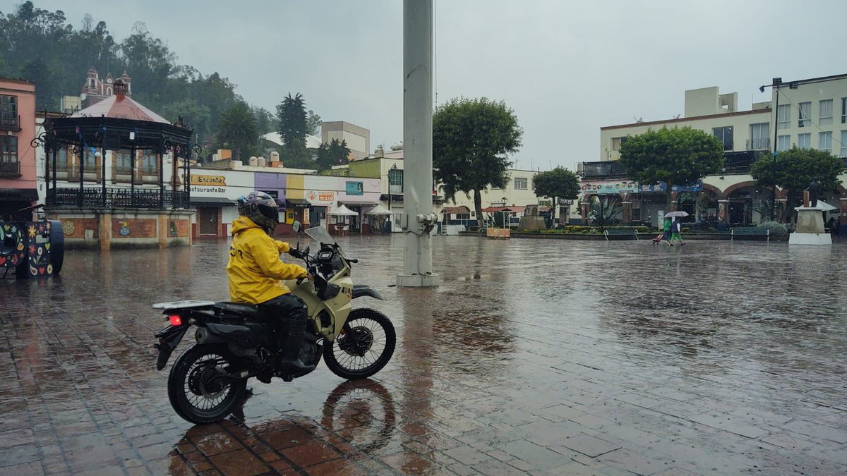 FerFlores_Emp's tweet photo. Ya estamos atentos ante esta tarde de lluvia en el municipio.
Grupo Tlanchana y nuestros elementos de Protección Civil, Bomberos y la Policía Municipal trabajando en todo Metepec. https://t.co/KVKTGdo199