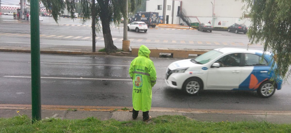 FerFlores_Emp's tweet photo. Ya estamos atentos ante esta tarde de lluvia en el municipio.
Grupo Tlanchana y nuestros elementos de Protección Civil, Bomberos y la Policía Municipal trabajando en todo Metepec. https://t.co/KVKTGdo199