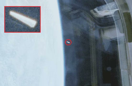 ActividadAP's tweet photo. 🚀 En noviembre de 1996, durante la misión STS-80 del transbordador Columbia, se capturó un misterioso objeto en órbita baja terrestre. El objeto brilla en la imagen, justo a la derecha del borde de la Tierra. ¡Alerta, entusiastas del espacio! #NASA #OVNI  https://t.co/lKD8N9E6dO https://t.co/wJ97jNBPPq