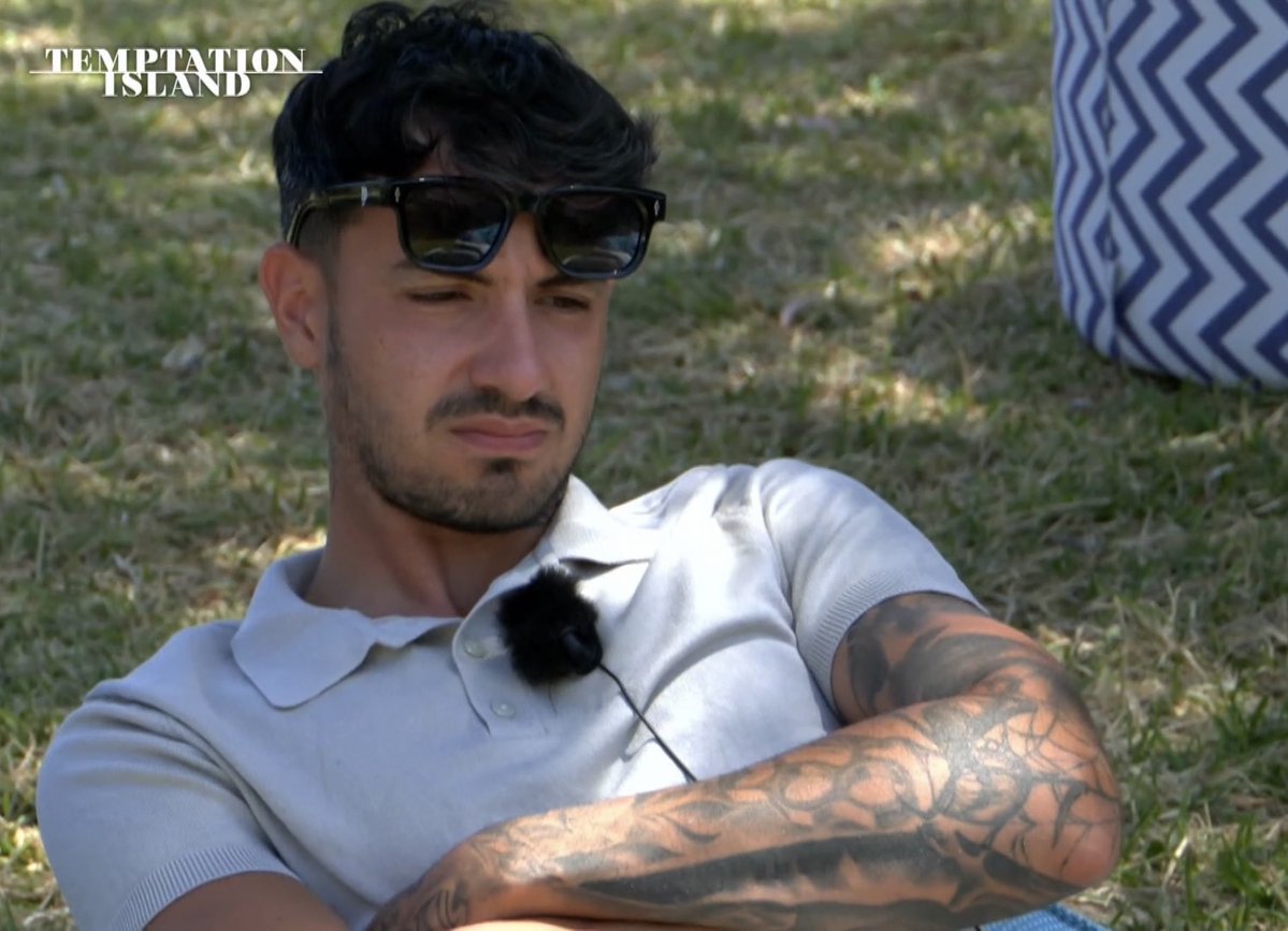 popscuorn's tweet photo. ma quanto mi sei mancato non sparire mai più bambolino #temptationisland https://t.co/nx2JCfYheH