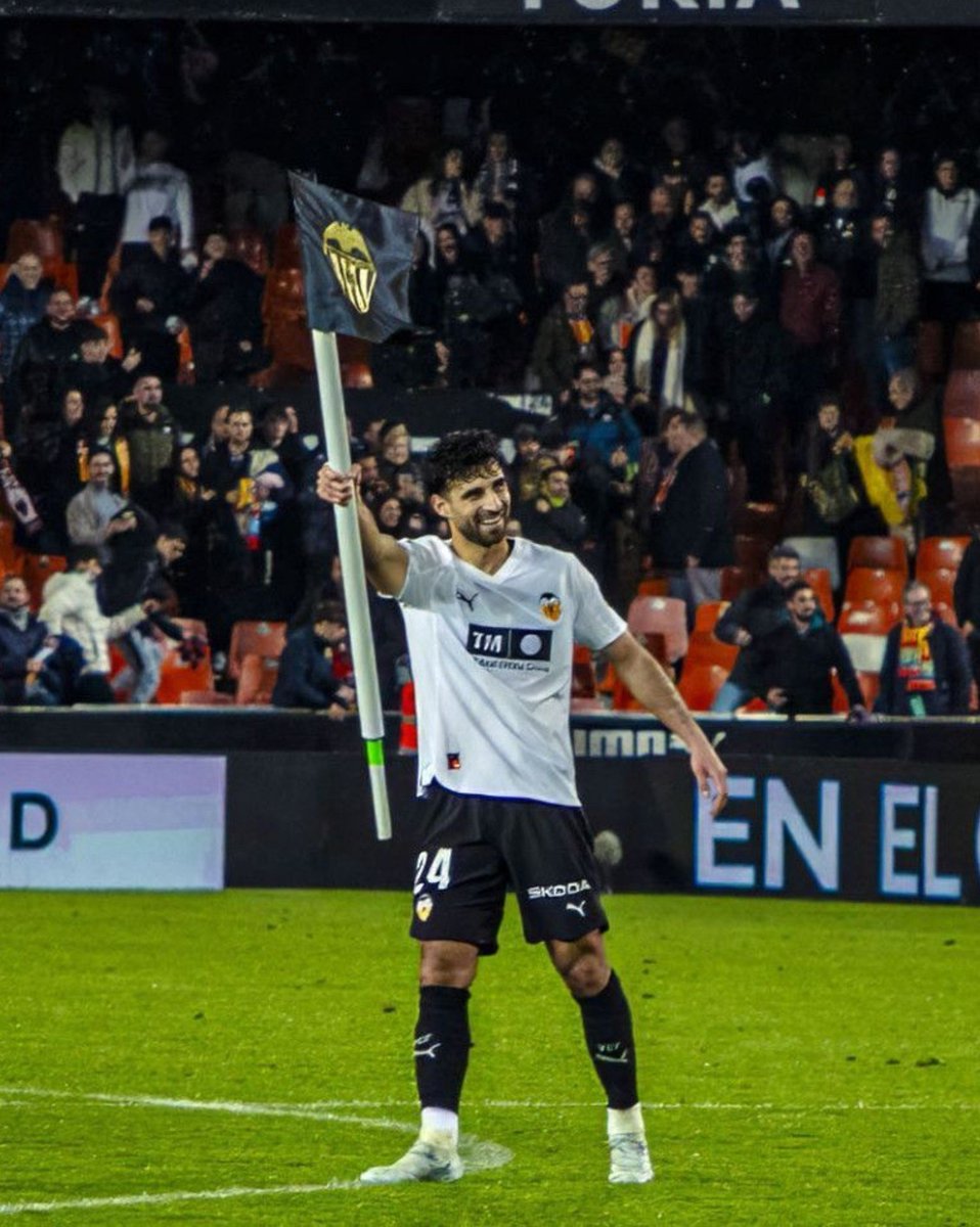FansValenciacf's tweet photo. 😭😭😭

Os invito a que leáis la carta de despedida de ERAY CÖMERT del Valencia CF.

Puro sentimiento de alguien que lo ha pasado mal y que cuando sentía que realmente se había ganado la oportunidad, el club no ha querido apostar por él.

DON ERAY CÖMERT es leyenda 🫡 https://t.co/I4H1Ih4XKV