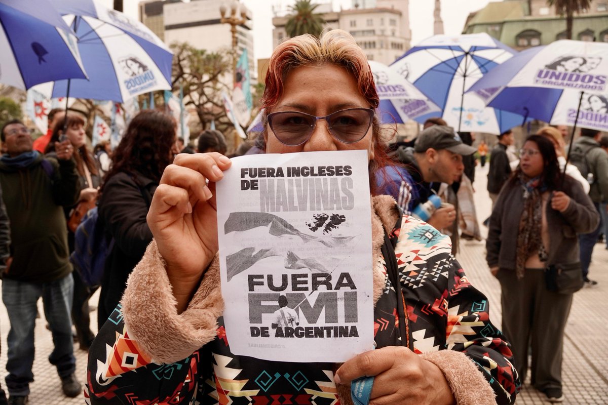 Uyo_Ciudad's tweet photo. Nos movilizamos para repudiar la visita de Kristalina Georgieva.
Mientras el pueblo paga el ajuste, Milei recibe al FMI con honores para profundizar un modelo de endeudamiento, saqueo y dependencia.

🇦🇷 ¡La soberanía no se negocia y la Patria no se vende! https://t.co/ZWScNjbpup