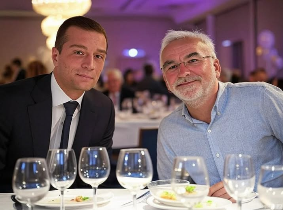 Mapi421's tweet photo. Un diner en famille #Cnews #RNFN https://t.co/wvRrGlaxzr
