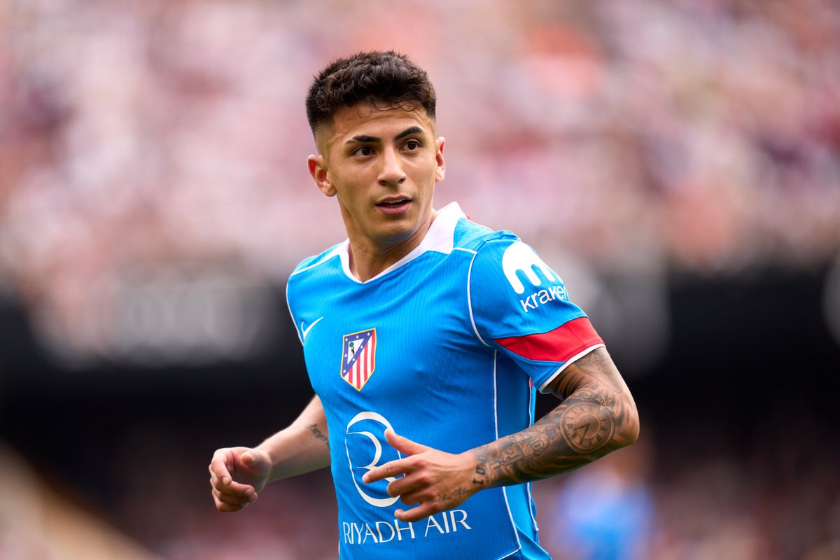 CaioAlves's tweet photo. Como joga Thiago Almada?

Thiago Ezequiel Almada, argentino de 25 anos, está negociando com o Flamengo. O meia-atacante tem 1,71 m, 63 kg e nasceu em Ciudadela, Buenos Aires.

Por clubes, registra passagens por Vélez, Atlanta United, Botafogo, Lyon e Atlético de Madrid.

Abaixo, destaco os principais pontos sobre o atleta. Se gostar e puder engajar, ajudaria a divulgar o trabalho. Também estou em https://t.co/f7psA9Mo8p, fornecendo análises exclusivas, comunidade no Telegram e curadoria sobre futebol.

Essência: Thiago Almada é segundo atacante puro. Nos sistemas atuais, joga como falso extremo ou mediapunta (o famoso 10). Gosta do corredor central, de chegar e/ou de estar onde a bola se localiza. Se potencializa assim.

Atlético de Madrid: Um dos motivos para não se sustentar como titular na Espanha é que Diego Simeone preza por um time posicional e simétrico. Por ser mais “rebelde”, buscar no pé, não ofereceu o que o treinador mais desejava.

Técnica: Sobrará no Brasil — como já aconteceu. Tem primeiro toque sensível, orientado, e mantém a bola próxima ao pé, mesmo conduzindo em campo aberto. O nível da ambidestria é funcional, onde lida bem com a esquerda.

Enfrentando goleiros: Capacidade de conclusão muito acima. Finaliza calmamente, alternando lados e alturas — muitas vezes com o pé não-dominante.

Dribles: Prioriza as saídas à direita, mas, mesmo assim, tem sucesso por colar a bola ao pé ou girar rapidamente. Esconde e mantém bem a posse. Destoa dos demais.

Construindo: Dono de passes cavados e arcos buscando o lado oposto. Cruza bem, sempre tirando o peso da bola. Além do mais, é capaz de oferecer inversões e passes longos nas costas da última linha.

Pênaltis: Não existe padrão. Alterna lados e alturas e raramente erra. Verdadeiramente especialista. Prova disso é que, na garrafa do goleiro Jordan Pickford, se o confronto fosse para os pênaltis, analistas da Inglaterra recomendaram um lado para cada jogador da Argentina. Para Thiago Almada: "feel on the day". Em português claro, "se vira".

Velocidade: Pode parecer exagero, mas a passada é muito semelhante à de Lionel Messi (a passada). Capacidade de mudar de ritmo e atingir o pico de velocidade brutal.

Último toque: Não sempre, mas, por vezes, peca ao optar por driblar ou arrastar a jogada ao invés de concluí-la. A impressão que passa é que, por ser muito seguro de sua técnica, acha que vencerá todos os duelos dentro da área.

Sob pressão: Para o nível que possui, precisa assumir mais riscos de costas. Quando pressionado, rapidamente transfere a posse a um toque, só verticalizando quando está de lado ou de frente. É capaz de mais.

Fase defensiva: Quando escolhido para fechar o corredor, tende a sobrecarregar o lateral. Isso porque é ativo sem bola, mas agressivo além da conta. Não é especialista em duelar e salta sem timing. Chega atrasado e não tem sucesso em muitos casos.