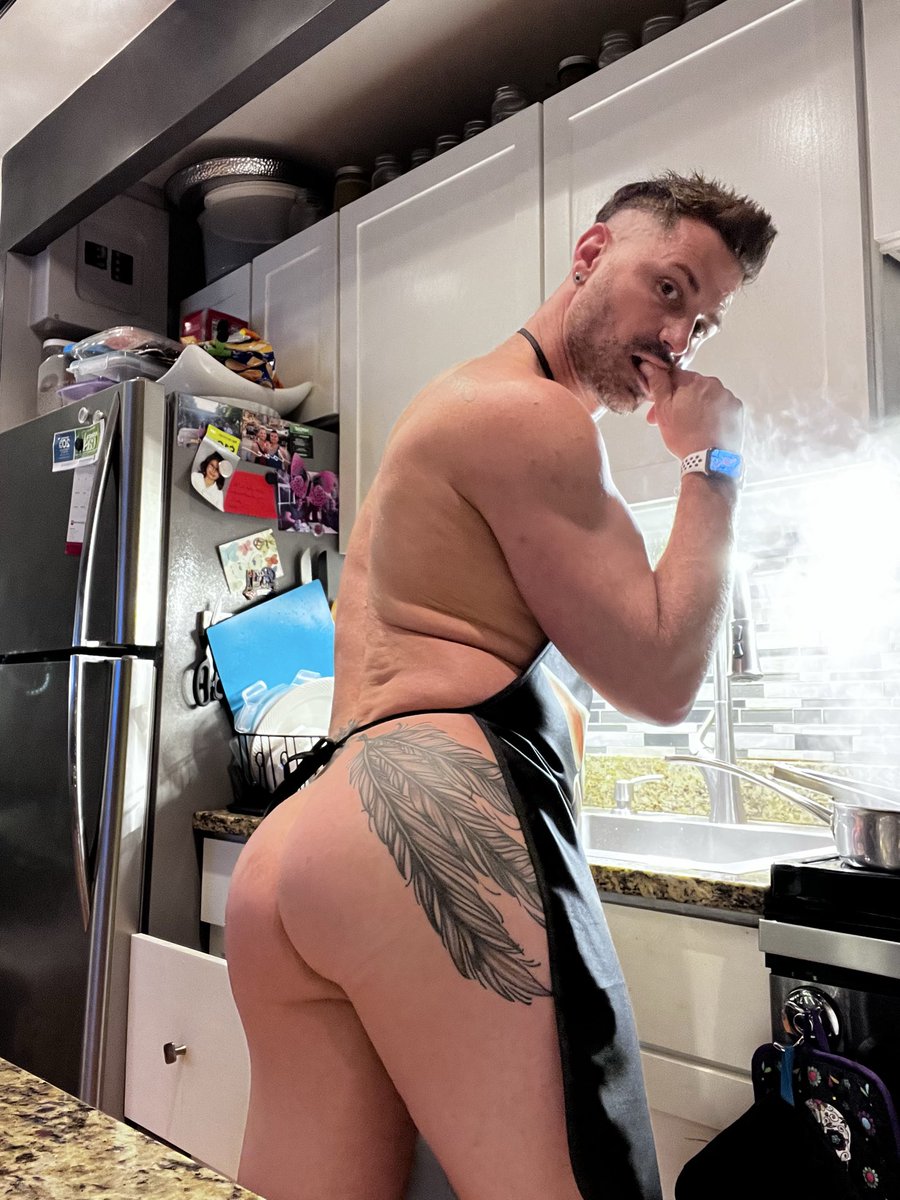 theKDean's tweet photo. Who wants to help on do dishes? https://t.co/pIFbDQcOSM