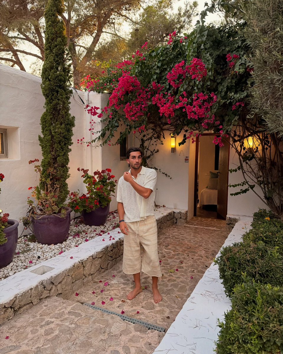 04_anira's tweet photo. He’s on his own honeymoon https://t.co/1AcKkI4Ocv