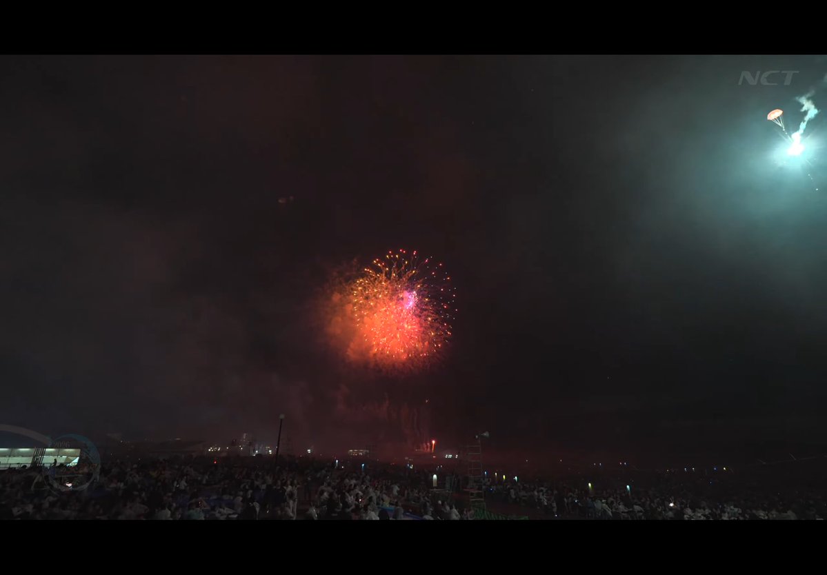 Hiro86777's tweet photo. 今年の柏崎花火はテレビで見てたけど
いきなりパラシュート花火が映って家族全員で、ウぉ！ってなった https://t.co/K2zwZ8eTNi